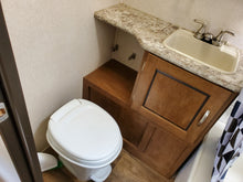 Load image into Gallery viewer, 2017 Forest River Salem 31KQBTS