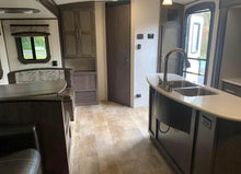 Load image into Gallery viewer, 2017 Crossroads Sunset Trail Super Lite  331BH