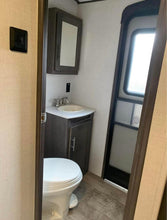 Load image into Gallery viewer, 2017 Crossroads Sunset Trail Super Lite  331BH