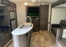 Load image into Gallery viewer, 2017 Crossroads Sunset Trail Super Lite  331BH